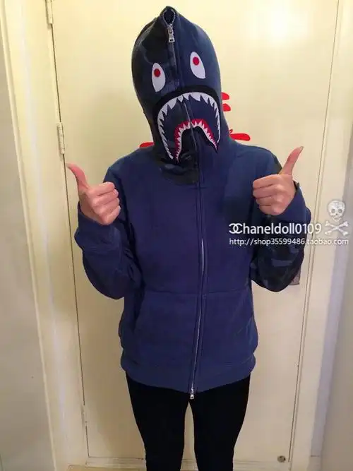 展开全部 鲨鱼带帽卫衣,牌子 一般都是bape  猿人头的.