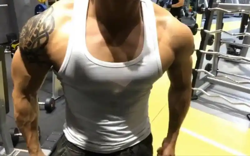 肌肉男 #健身 #胸肌 #痞帅 #腹肌 那些健身房里拥有大块头的教练乔!