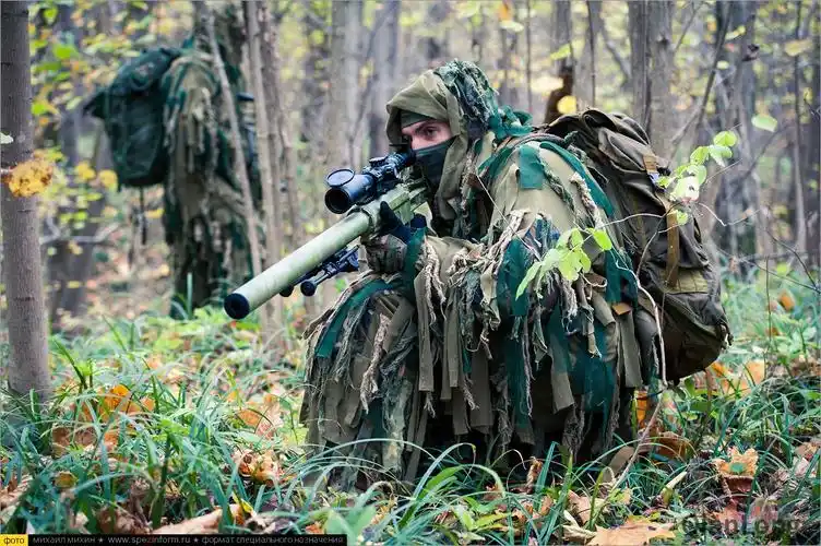 俄罗斯特种部队狙击手伪装到连手里的枪都看不清楚了