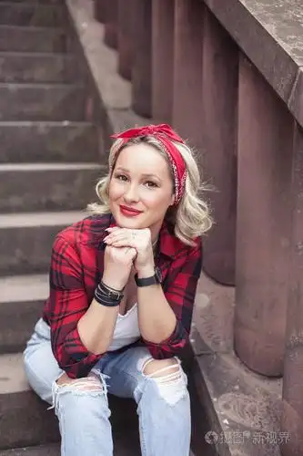 一个快乐的年轻美丽的女人正在欧洲城市走来走去.