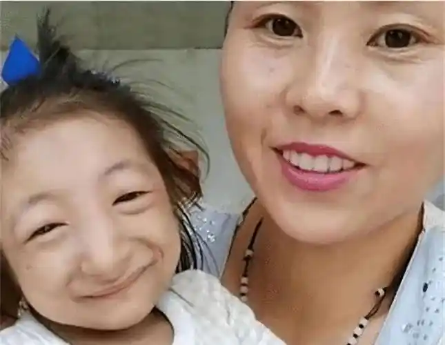 梁小小的经历是极其不幸的,但是万幸的是她的亲人并没有放弃她.