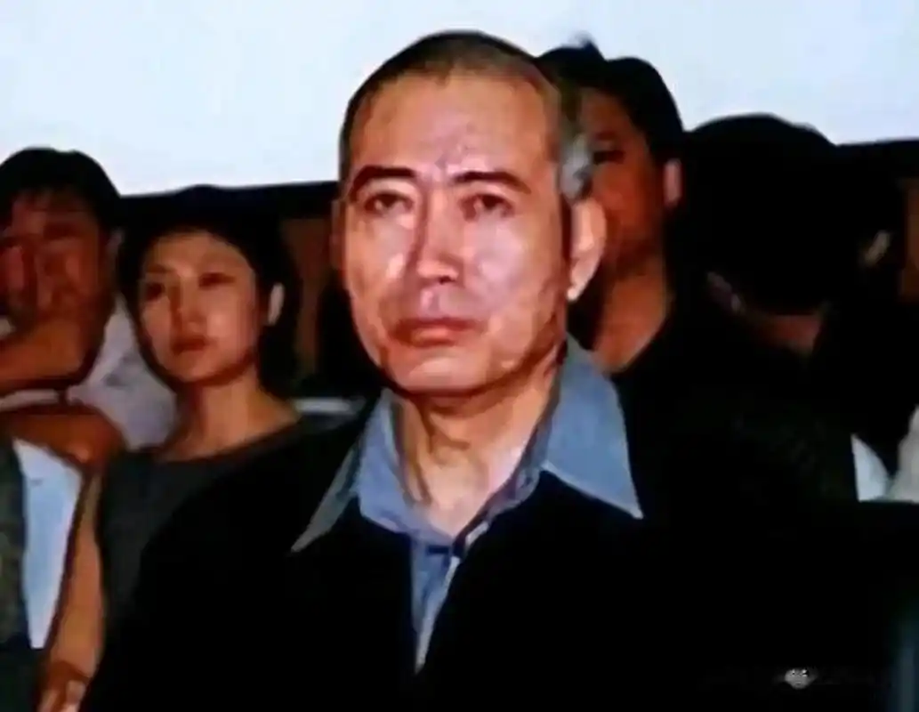 大连之前有个黑老大叫邹显卫,外号虎豹,火拼时杀了人,被判死刑,送钱