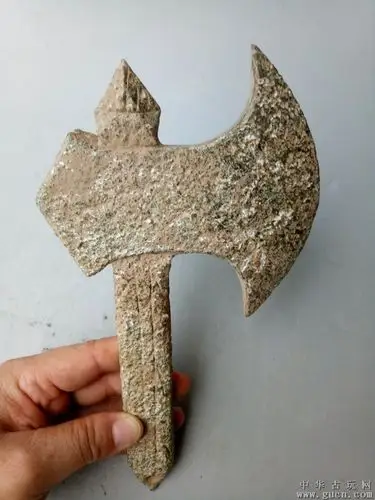 出土的汉代老玉斧