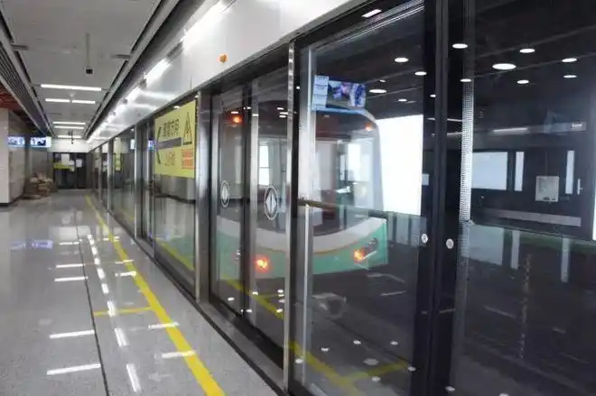 地铁九号线试运营现场下一站花都广场到了请乘客