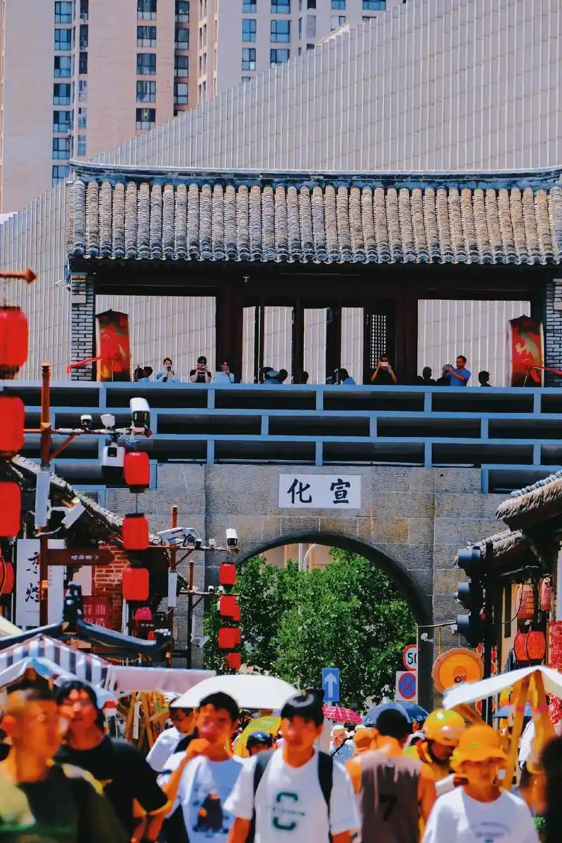 这个夏天,来烟台吧.一座所城里,半部烟台史,市井长巷,聚拢是 - 抖音