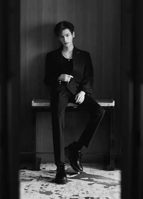 罗云熙身穿黑色西装,侧颜棱角分明立体精致,帅气逼人.