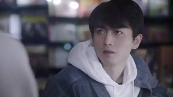 中,陈晓饰演的许耀毕业后一直想要成功创业,甚至为了尽快让公司运作