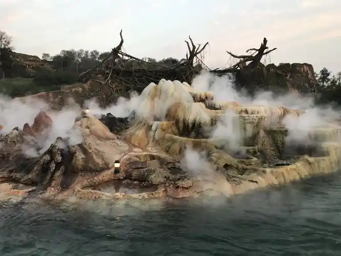 雷鸣山漂流,这个造景真的很美,不愧是迪士尼,做的东西真的蛮用心的