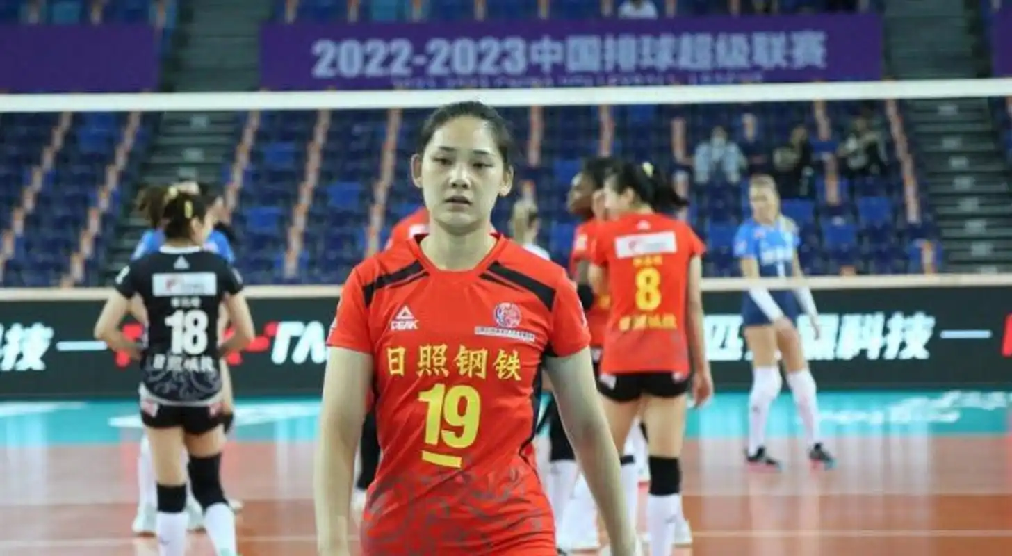 孙杰打主攻秀下限!安家杰乱变阵乱换人,山东女排一传失误13次