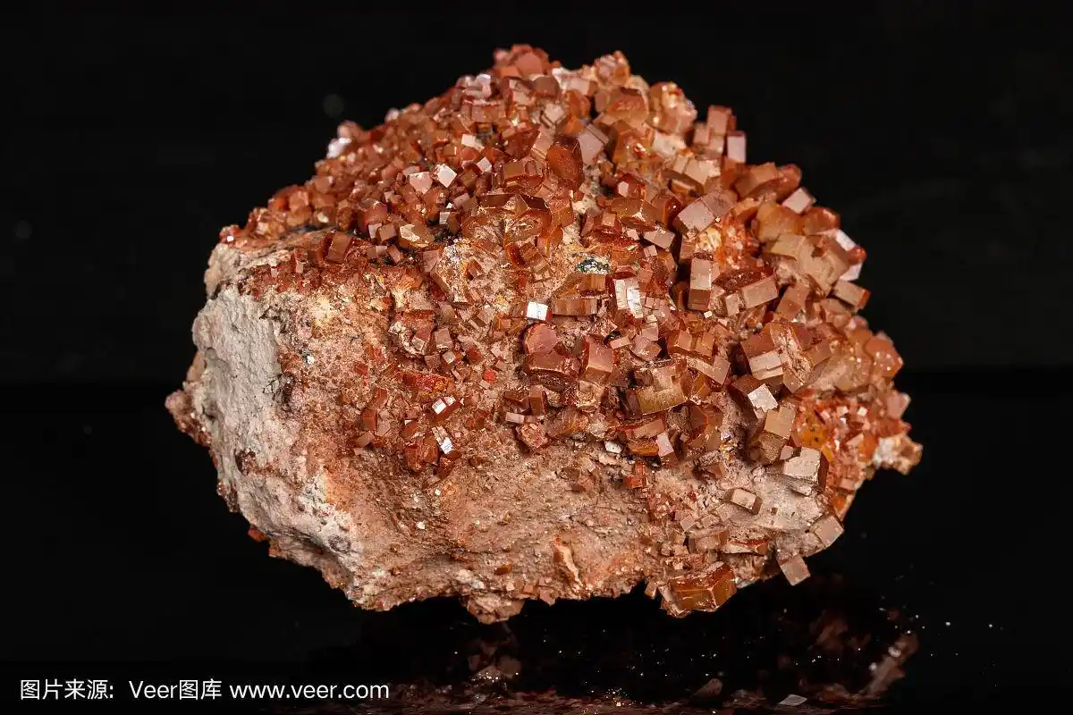 宏观矿物石钒矿在黑色背景