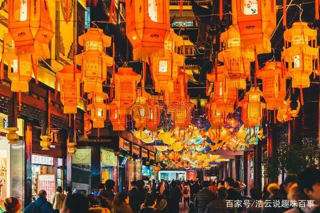 过年的热闹场景