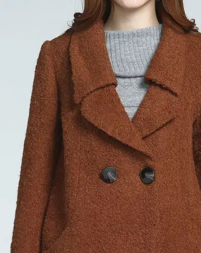 咖啡色西服领大纽扣长袖大衣