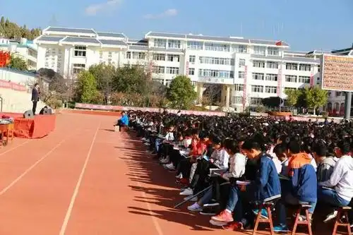 大姚一中举行"不要让别人偷走你的梦想"大型励志演讲报告会