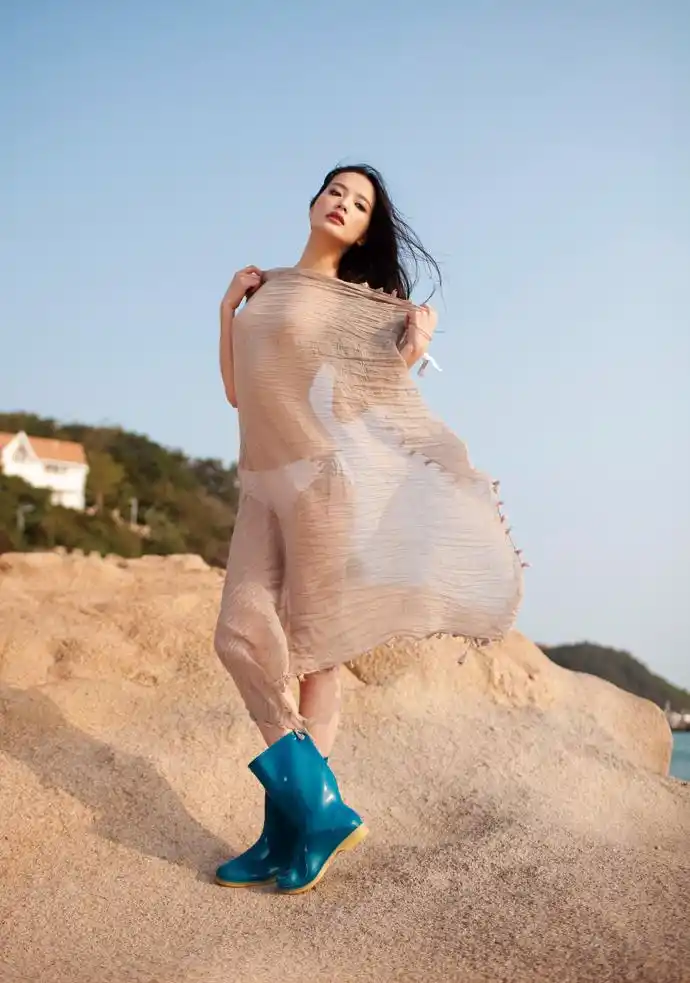 1 / 6 体育画报2011泳装特刊封面女郎黎伟珊性感写真.