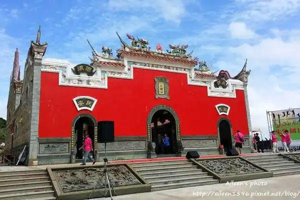 牛峰境五灵公庙这地方的风景真的很美,光是坐在这里欣赏海景都会心旷