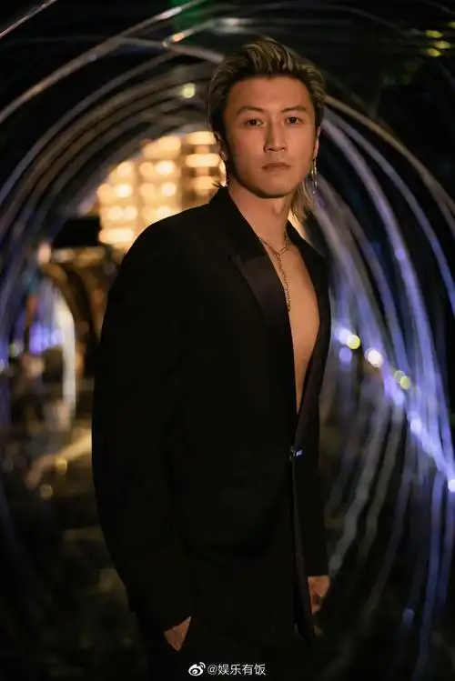 谢霆锋@锋味 发布了一组最新照片以前磕磕颜,现在这身材必磕到底太帅