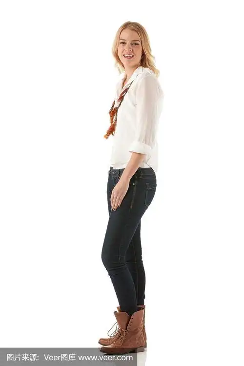 一个美丽女人的侧面站着