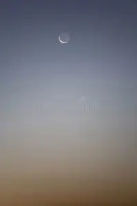 层状岩石上的日出河面日出红海日出在日出之前的半个月亮日出太阳矢量