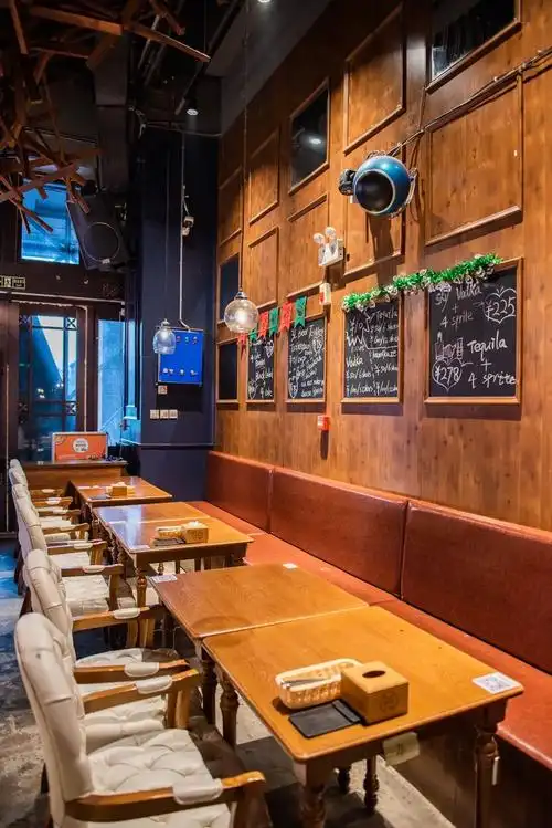 这是年轻人微醺的狂欢,让你一秒"穿越"地球的小酒馆就藏在鲁能城