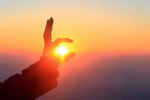 5,天空一碧如洗,灿烂的阳光正从密密的松针的缝隙间射下来,形成一束束