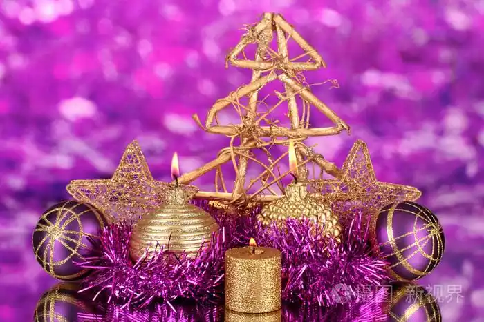 圣诞节的作文与蜡烛和装饰品在明亮的背景上的紫色和金色颜色