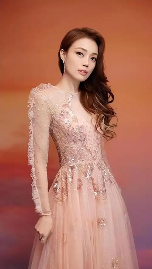 真敢穿!容祖儿演唱会大尺度露肉穿搭引网友疯狂吐槽