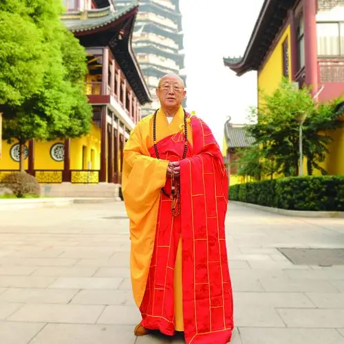 这就是天宁禅寺现任方丈松纯大和尚,方丈大师生于1927年,江苏兴化人