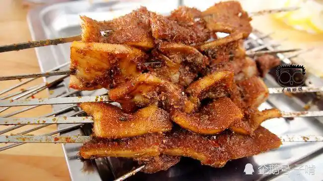 烤牛肚3元一串,牛肚切成了片装,这牛肚也挺厚的,看颜色就知道下料比较