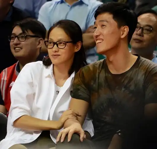 刘翔携老婆吴莎现身,十指紧扣显甜蜜,结婚6年感情恩爱如初_腾讯新闻