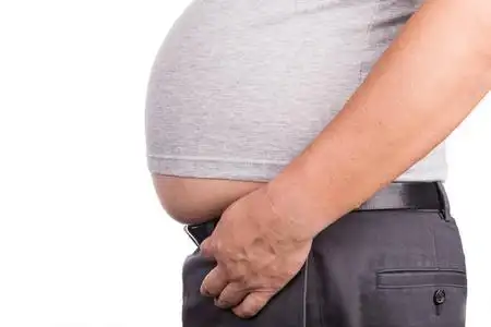 男人的特写与丑陋和不健康突出的大肚腩 t恤衫照片