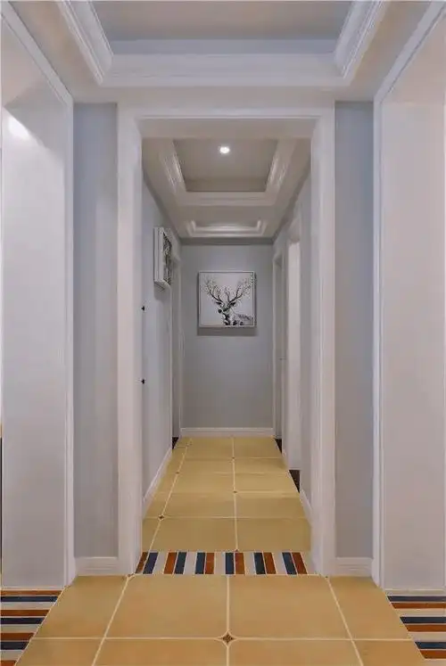 凹造型的走廊吊顶也属于四周吊顶的设计,利于隐藏安装灯带,让走廊显得