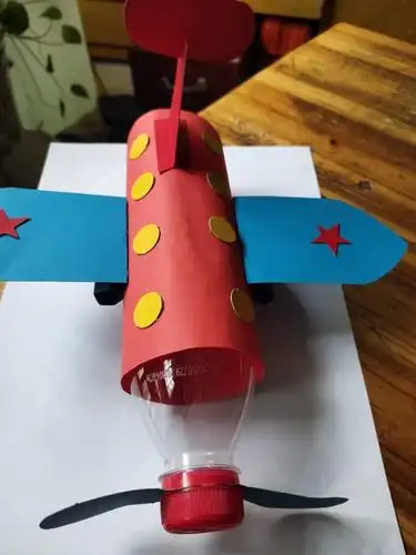 大家好,我是50号郑舒雅,我和妈妈利用不要的矿泉水瓶做了个飞机.