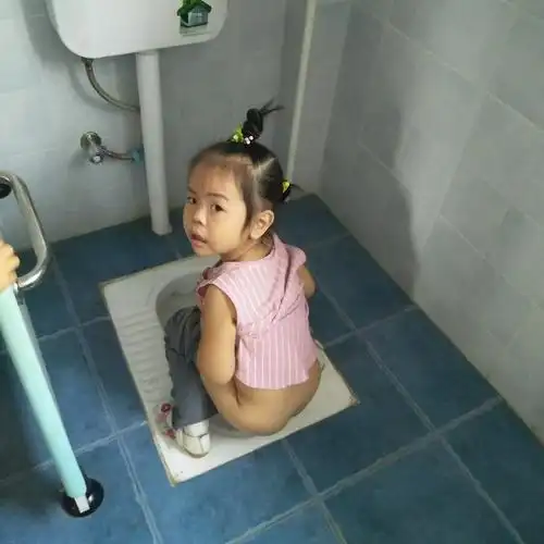 小朋友在老师的带领下排队上厕所啦