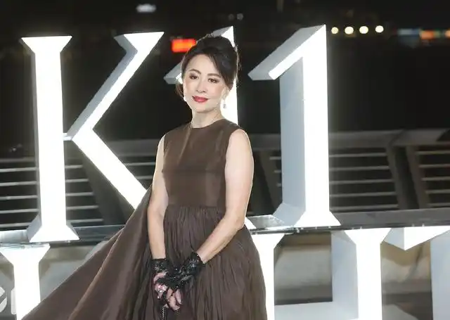 郑秀文出席时装周,一身淡雅的中性装扮,比黎姿还要高出一大截