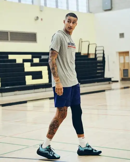 库兹马晒训练照:我爱篮球_腾讯新闻