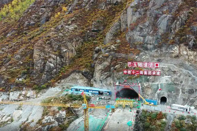 石头像炮弹一样飞川藏这条隧道多难修你无法想象