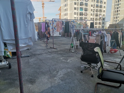 潘火霖得家私城3楼平台有人搭屋出租