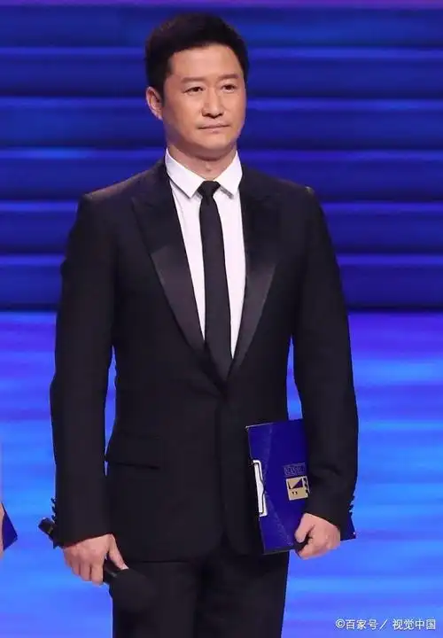金鸡奖吴京"军人站姿"引围观,像是一棵松,时刻不忘硬汉形象