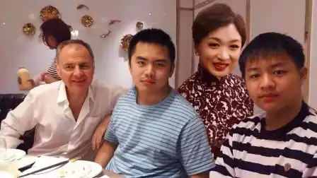 金星三个孩子罕见曝光:小儿子胖嘟嘟的超可爱,大儿子也太帅了!