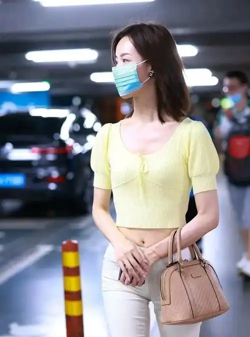 陈都灵调皮的露脐装,走路都这么可爱!