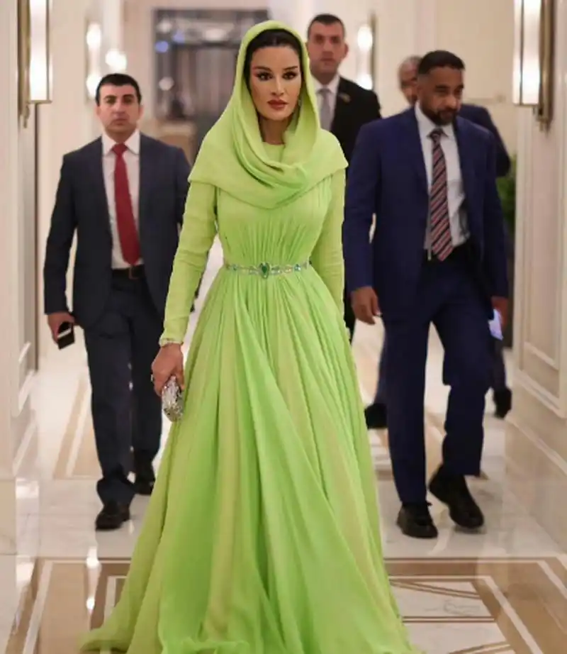 卡塔尔王妃莫扎参加约旦王储夫妇的婚礼,表现出了强大的气场和霸气的