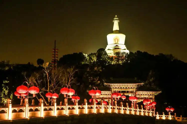 北京辛丑牛年的夜晚~北海公园,角楼夜景