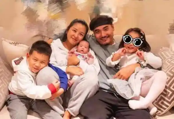 原创原创34岁何洁不再逃避首晒三胎女儿近照眉眼像极了第二任老公