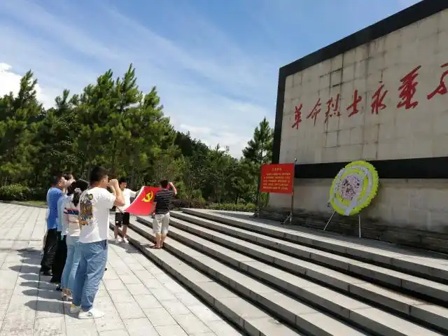 在东固革命烈士陵园内全体党员干部,肃穆敬献花圈,为牺牲的革命烈士