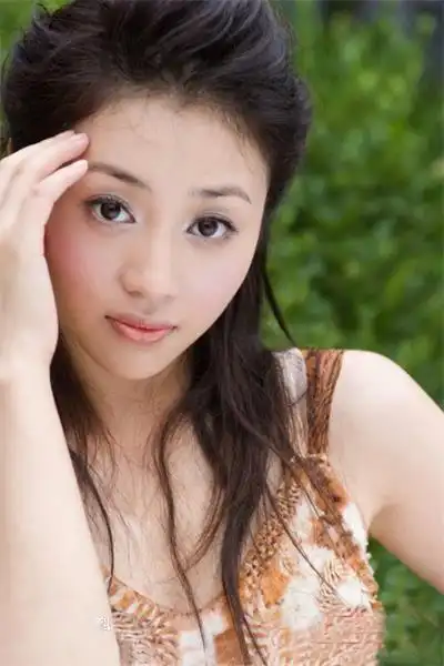 她是黄晓明的同学,19岁因《永不瞑目》成名,今低调嫁人生活幸福