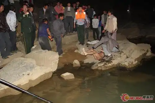 孩童贪玩不幸溺水身亡 消防打捞尸体/图