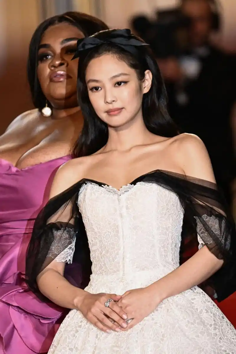 jennie金智妮首次亮相戛纳红毯, 67身穿香奈儿2020春季高级定制白色