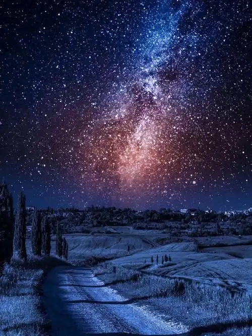 一颗星星的光芒很小,所以需要无数颗星星来点亮夜空.