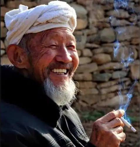 抽烟的大爷,笑的乐呵呵的!
