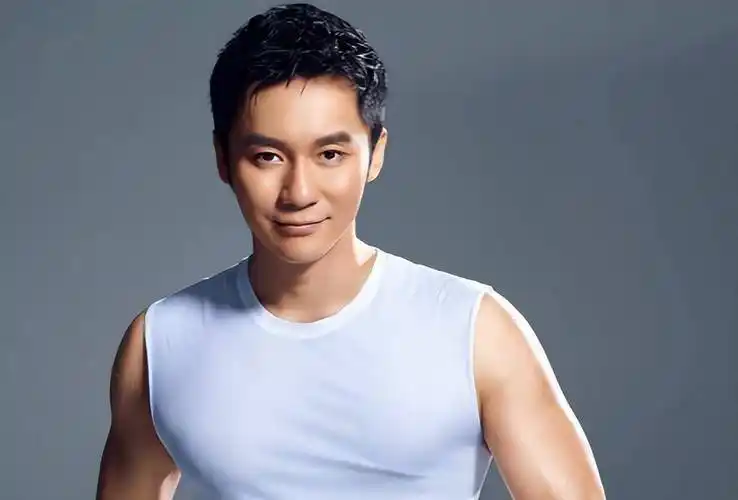 在参加综艺节目的游戏环节时,李晨得知范丞丞抓到了白鹿和张雨绮两个